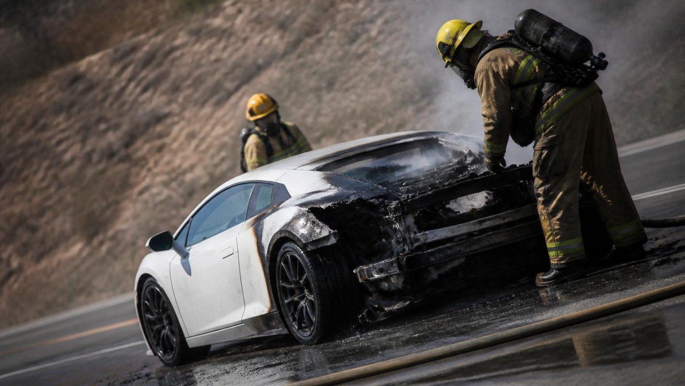 Olió gasolina, siguió 5 minutos y su Lamborghini de más de 100.000 euros acabó ardiendo