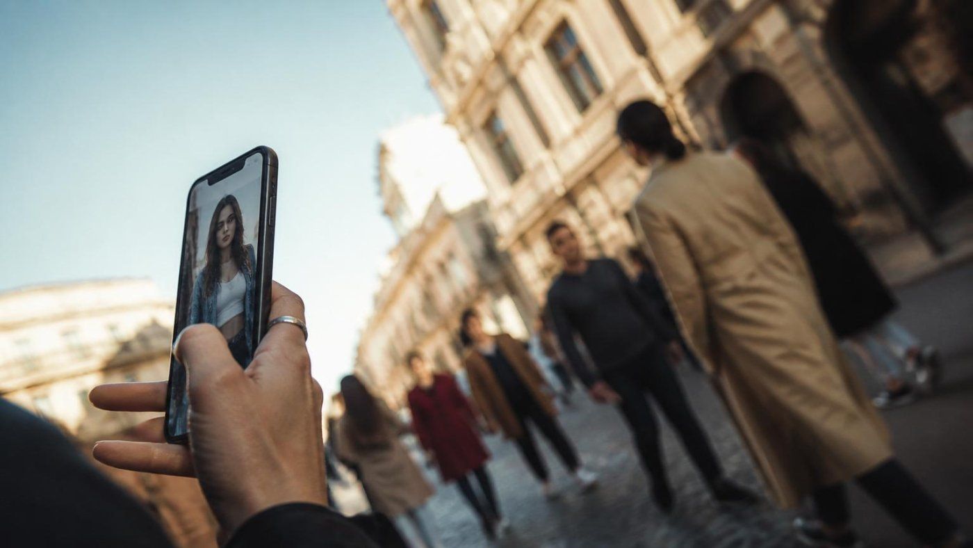 7 de cada 10 no detectan influencers de IA y Europa aplaza su etiquetado hasta diciembre de 2026