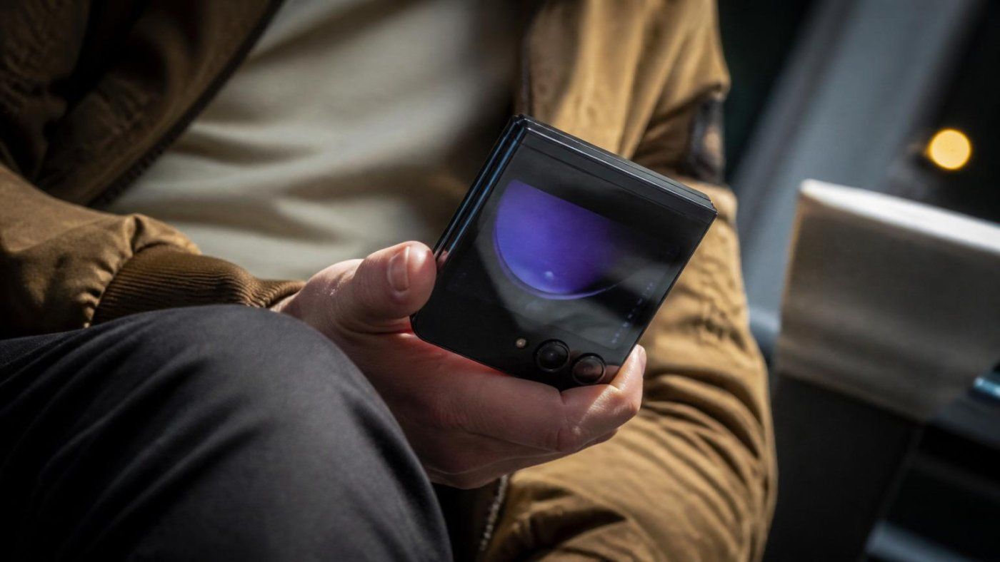 Motorola vende un Razr Ultra de 1.500 dólares con solo 3 años de Android y un fallo visible sin arreglar