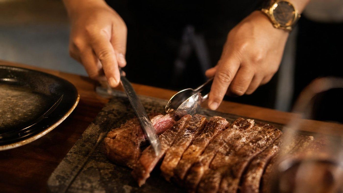 “La carne va por mi parte”: la cena terminó en una cuenta de 36.195 pesos en Nusr-Et México