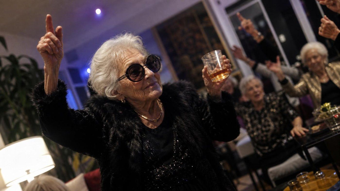 Una tiktoker de 96 años desafía su desalojo: paga 12.000 dólares al mes y la acusan de fiestas con alcohol
