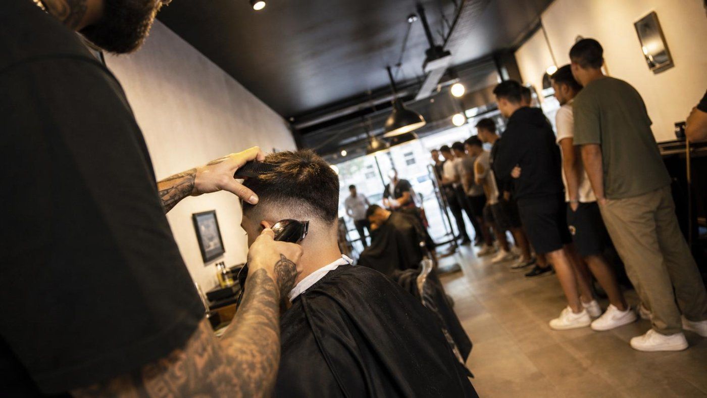 La burla viral de Auronplay acabó en colas de más de 20 personas en una barbería