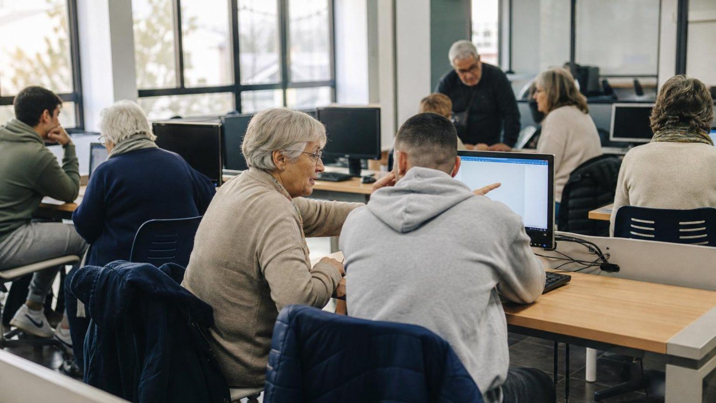 200 mayores de Canarias aprenden redes y acaban enseñando informática a jóvenes que saldrán de prisión