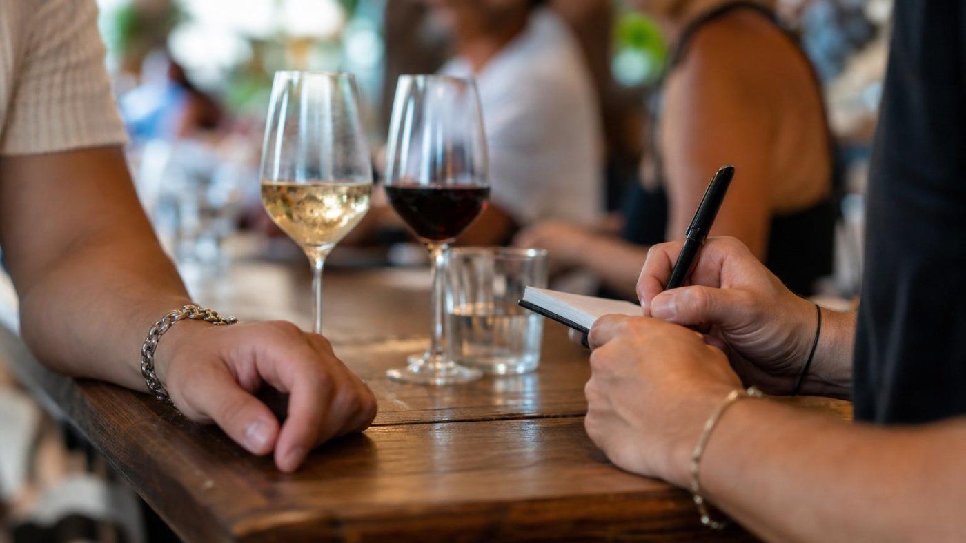 En un bar de Ibiza les atendieron en inglés y acabaron siendo “los únicos españoles” del local