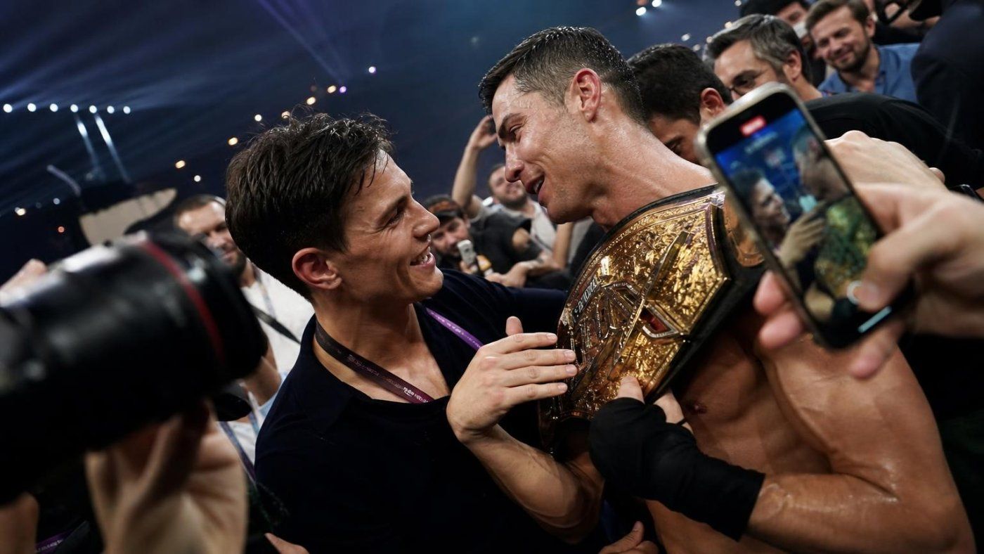 Cristiano Ronaldo posa con el cinturón de La Velada VI tras la victoria de Edu Aguirre
