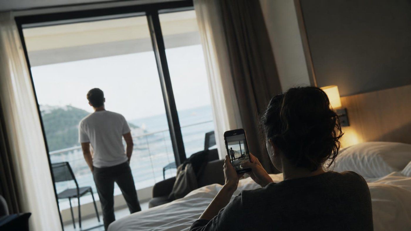 Reconoció a su marido de espaldas en un vídeo de hotel y destapó una infidelidad