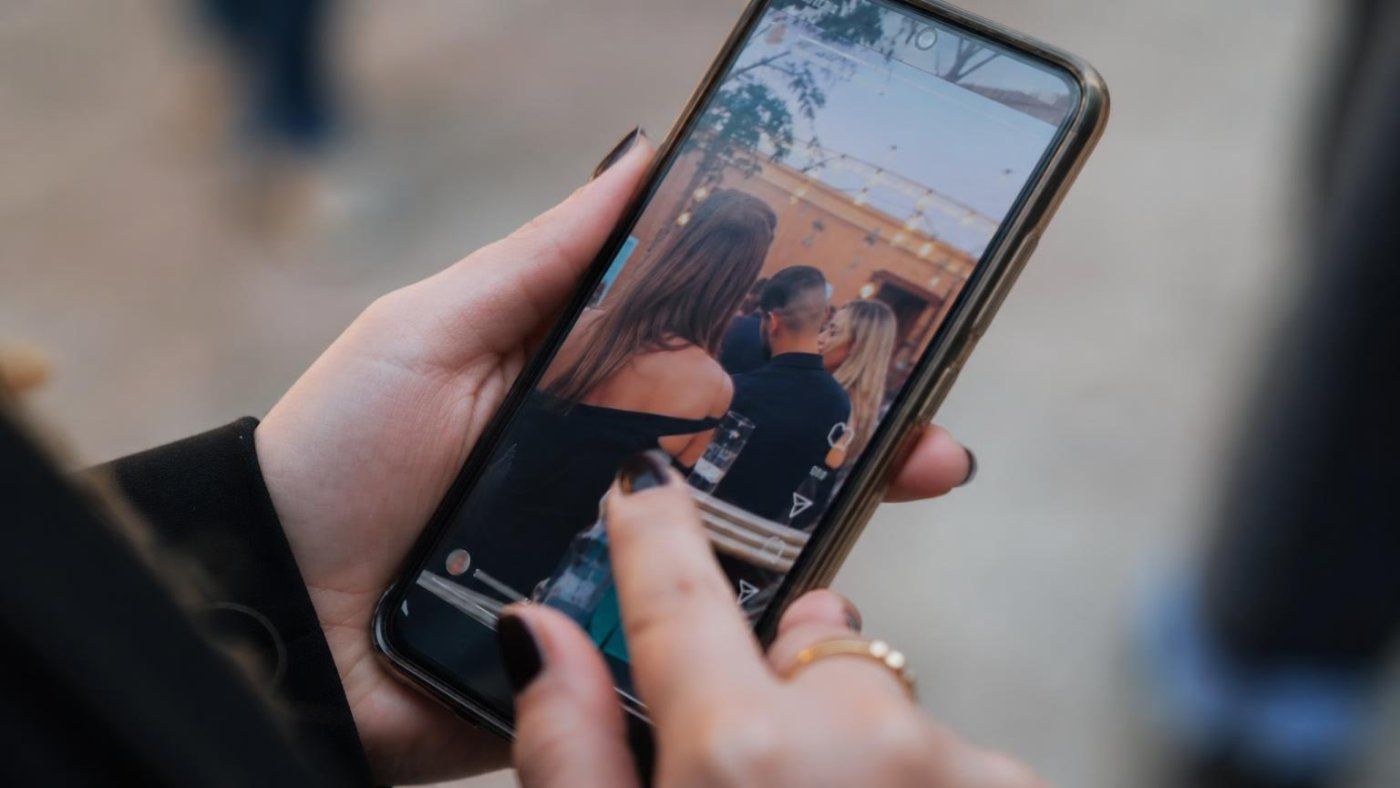 Un vídeo de Instagram destapó una infidelidad: la esposa reconoció a su marido al fondo con una compañera