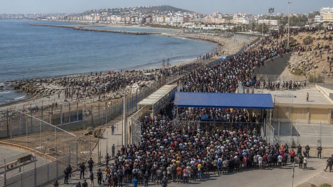 Más de 50.000 cruzaron a Ceuta en un día y 72 murieron: el dato que desborda el relato oficial