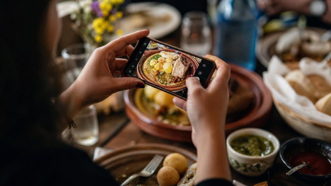 Un restaurante rectifica su veto a influencers: no acepta comidas gratis para grupos por una sola historia
