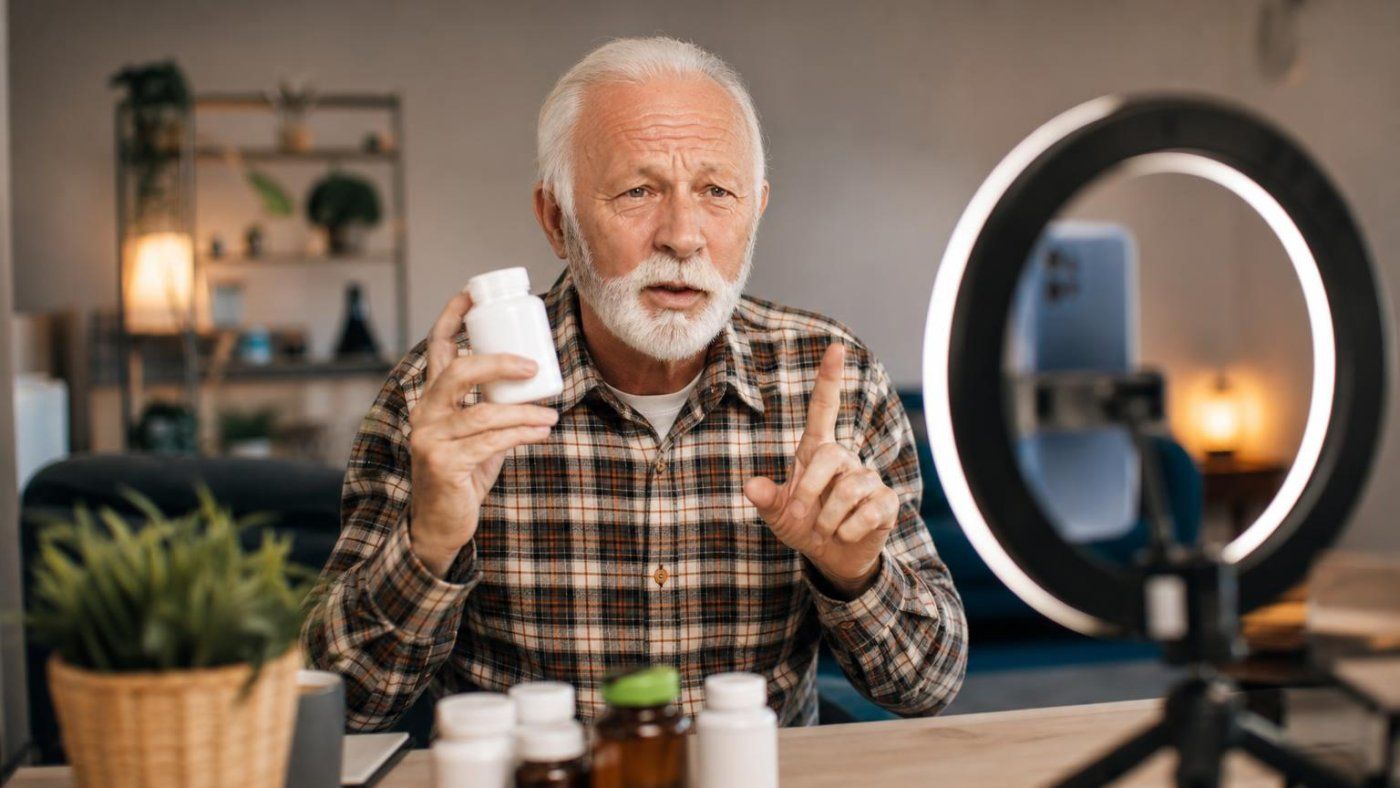 Falsos abuelos con IA venden guías opacas y difunden bulos de salud en Instagram, Facebook y TikTok