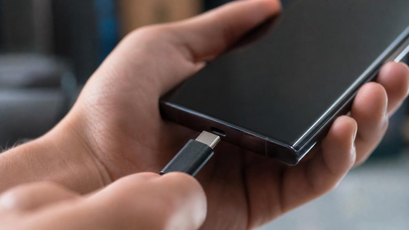 Tu cargador USB C puede quedarse corto: el Galaxy S26 Ultra exige 21 V y 3 A para llegar a 65 W