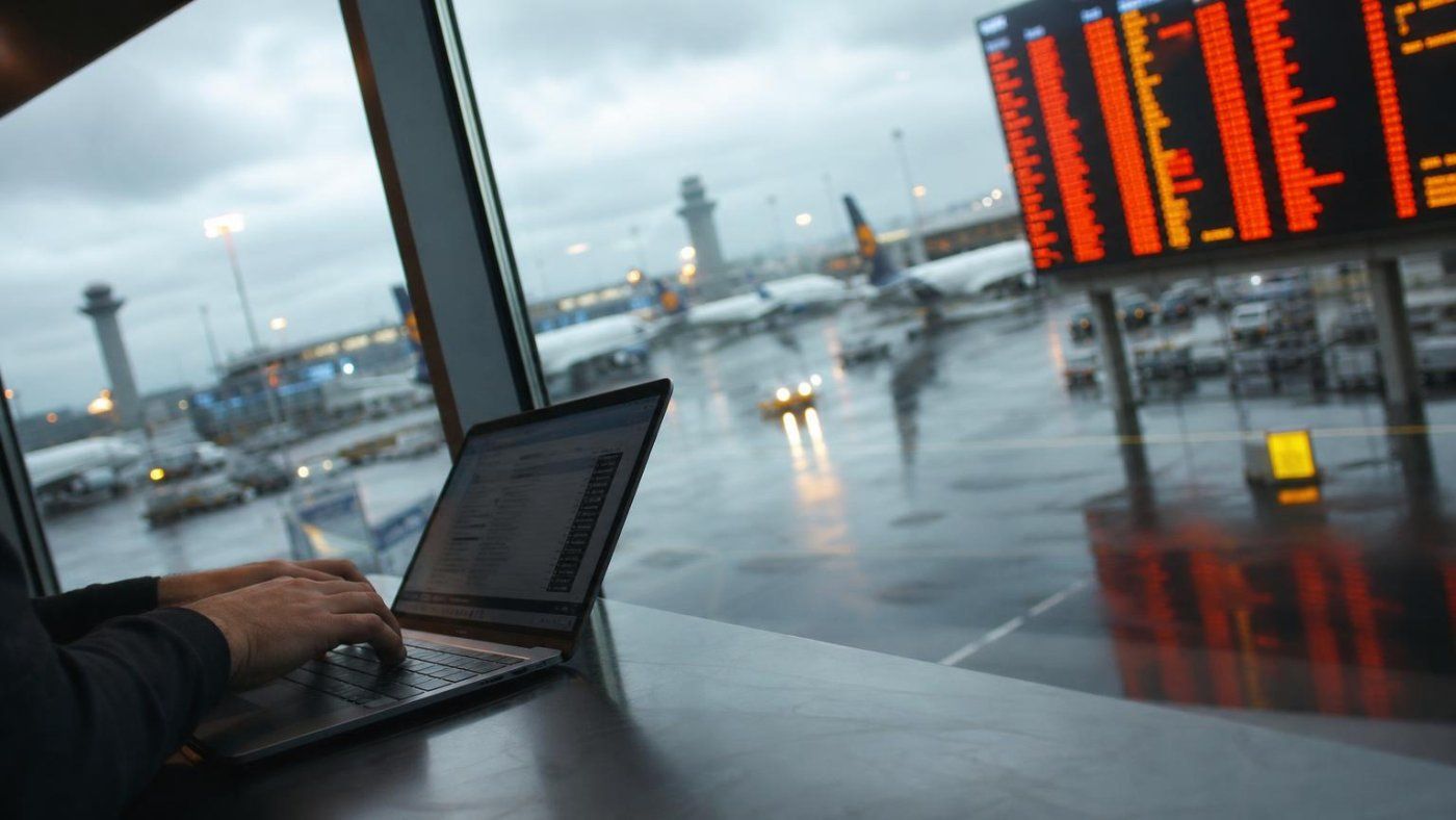 Apostar por cancelaciones de vuelos acaba en demanda: FlightAware acusa a Kalshi de usar sus datos