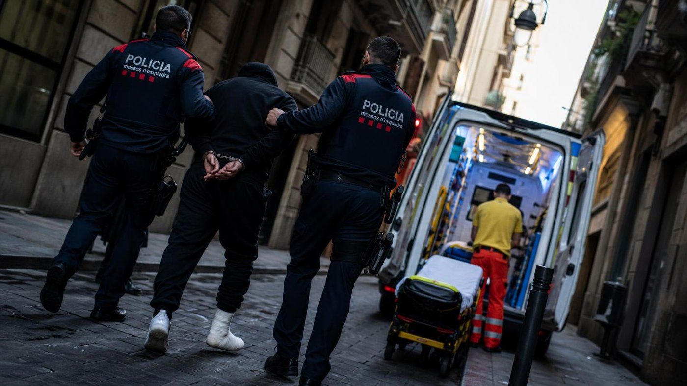 Un secuestro en un piso turístico de Aribau acabó con un detenido tras fracturarse el tobillo al huir