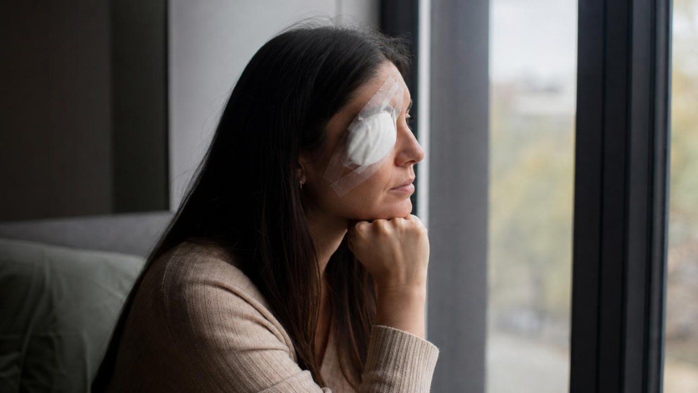 Cuatro operaciones y año y medio después, María José Vaca sigue sin recuperar la visión de un ojo