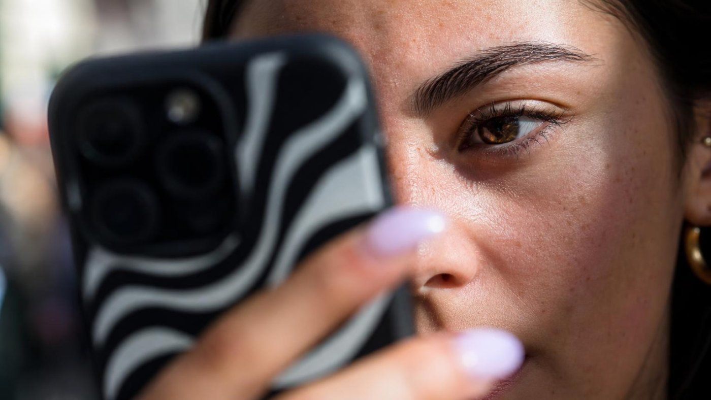 El 69,8% ve publicidad encubierta en influencers, pero el 56,4% de los españoles aún los sigue