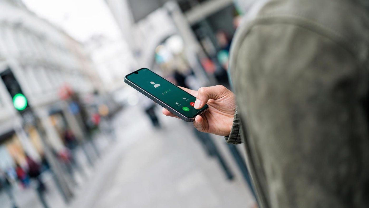 WhatsApp deja atrás el PIN de 6 dígitos y muestra país y grupos en llamadas desconocidas
