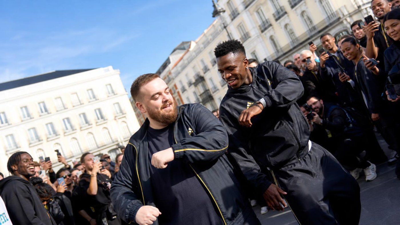 Ibai y Vinicius convierten Sol en un imán de fans con un baile grabado en plena calle