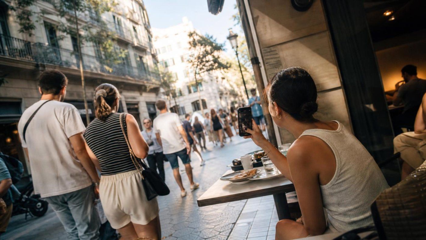 Uno de cada cuatro turistas planifica Barcelona en redes y acaba ocupando sus cafés más visibles