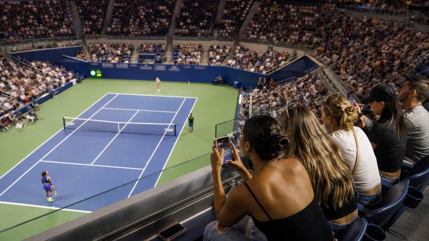 Osaka ganó 7-6 y 7-6 tras parar el partido por una sesión de fotos en el palco
