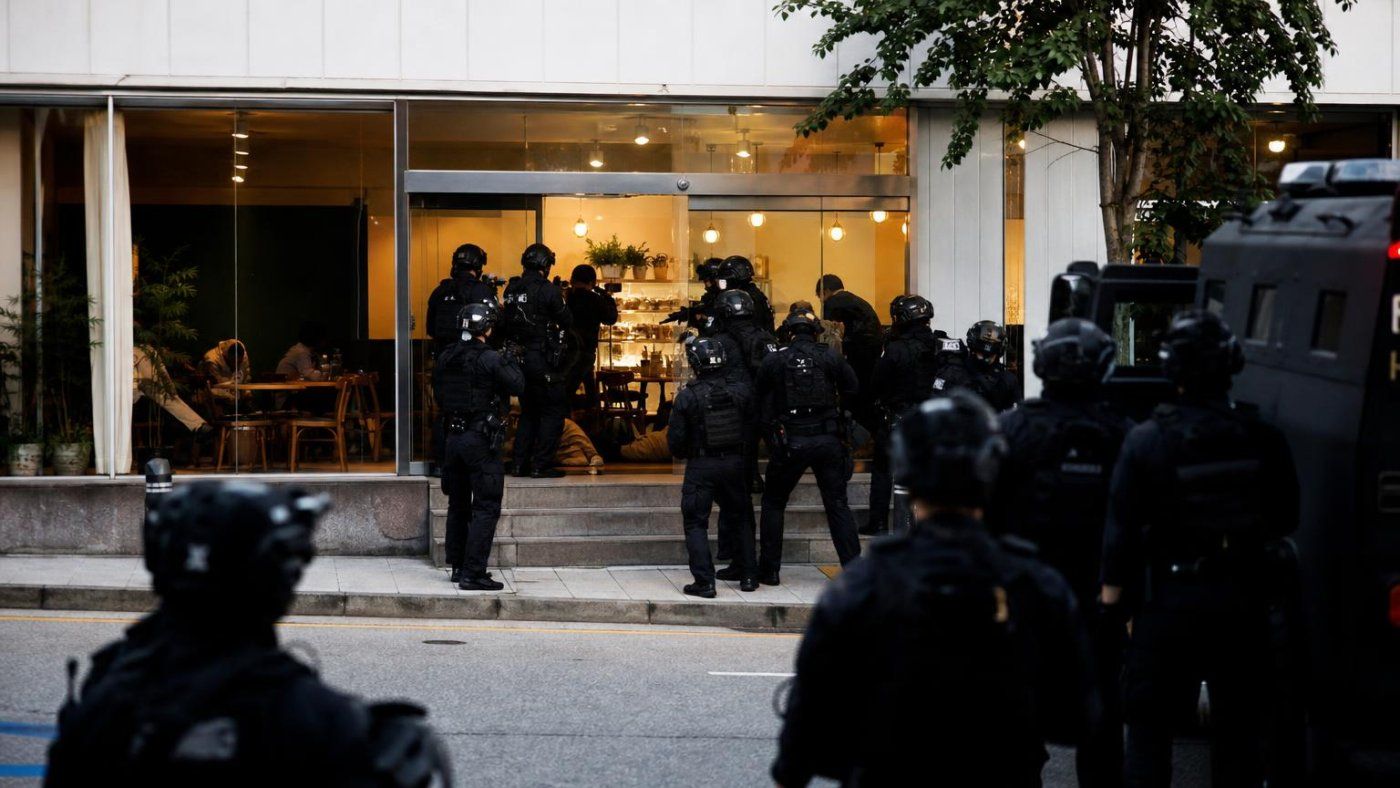 17 minutos retenida por su exmoderador: una pelea en el chat acabó en ataque armado en un restaurante