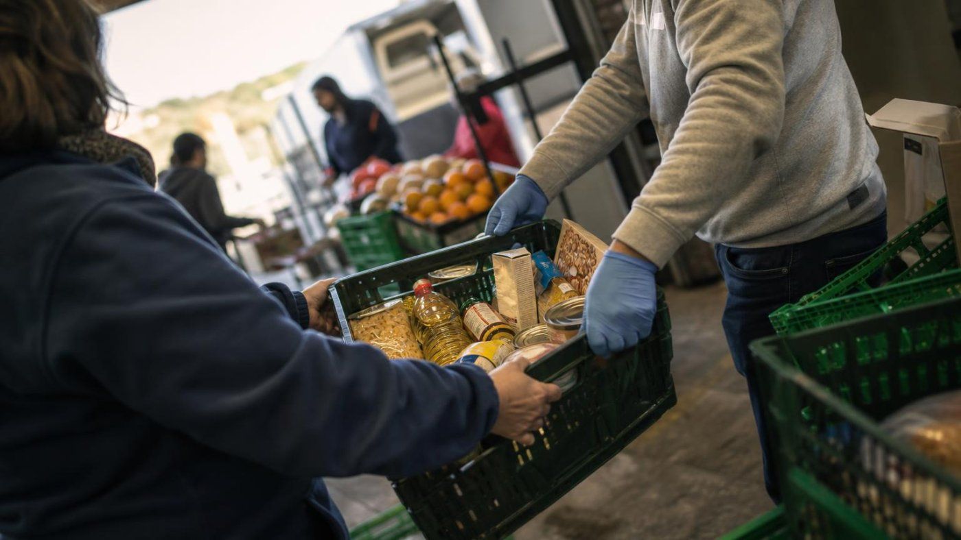 Un vídeo de 1,6 millones muestra cómo Cáritas reparte entre 4 y 6 cajas según la demanda