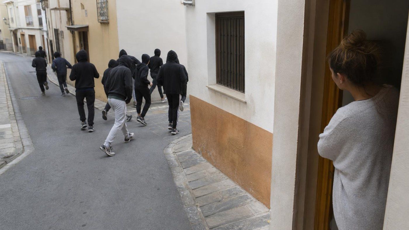 15 encapuchados acosaron casi un año a una vecina y la empujaron a denunciarlo en redes