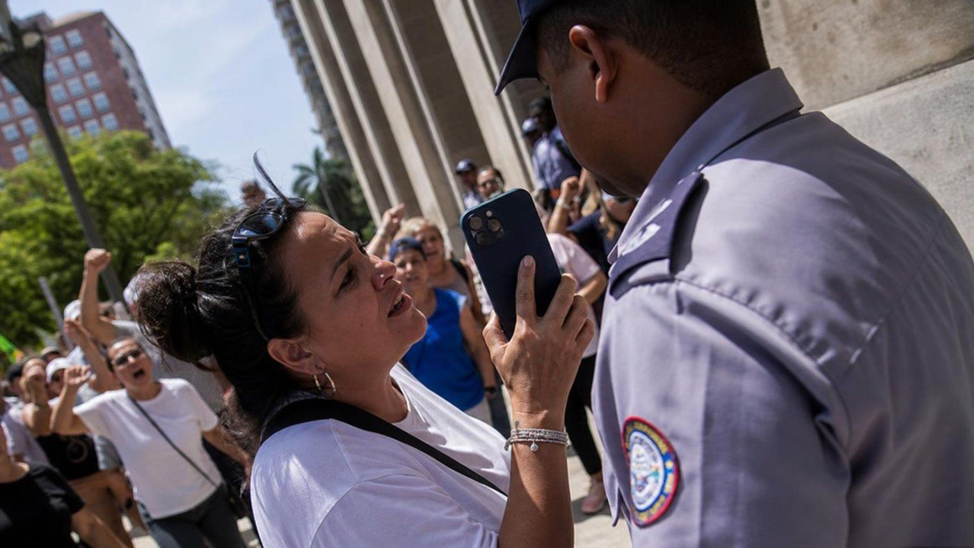 Cuba condena a una influencer y a su madre a 2 años por grabar a un policía