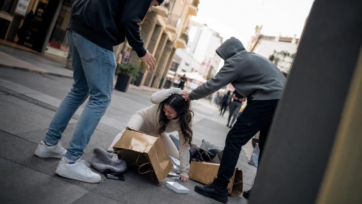Dos jóvenes reconocen a María Reus Huang y la agreden mientras hacía compras en la calle