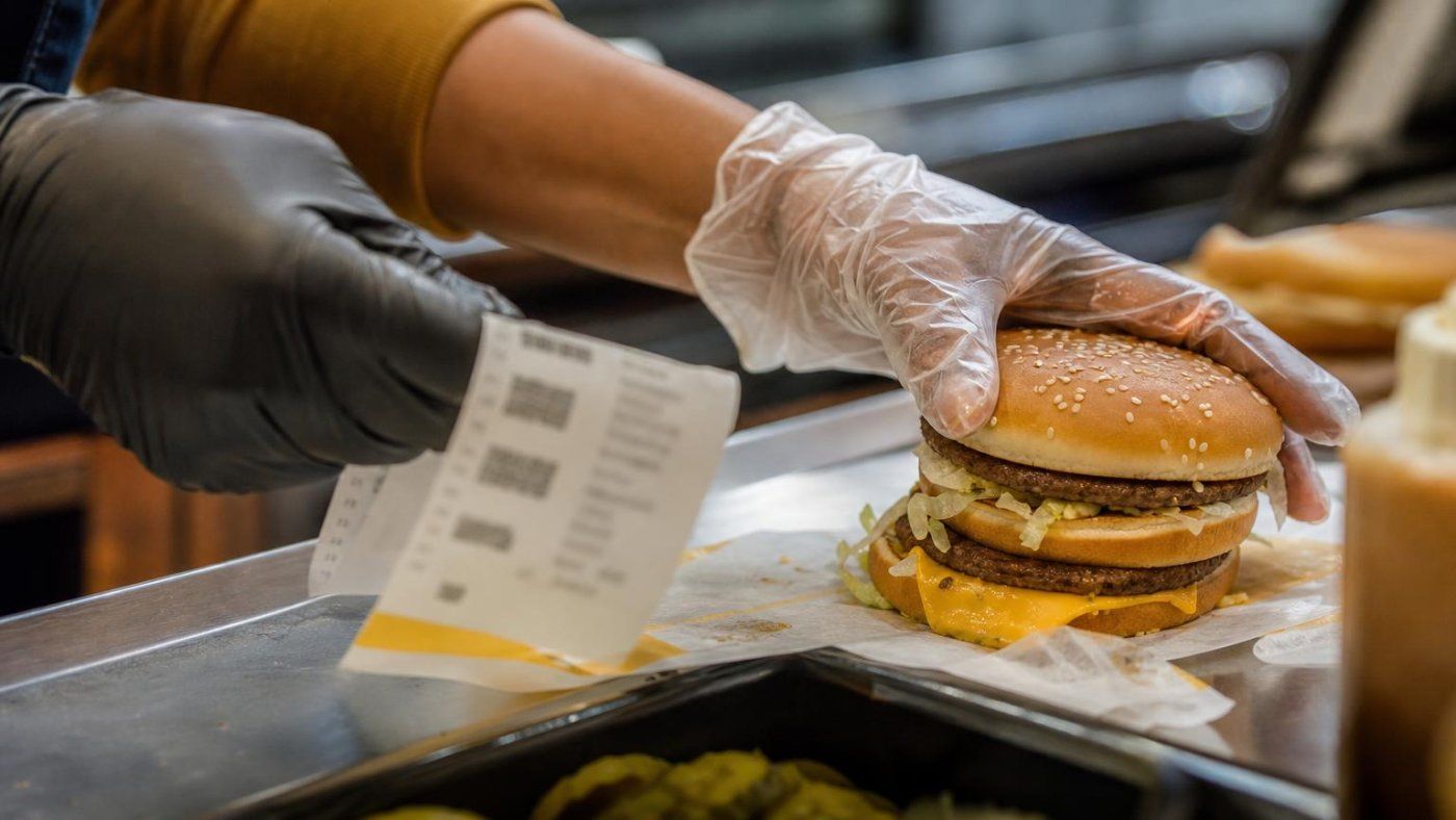 Un Big Mac cuesta 21% más a 3 km: así usa McDonald's la IA para tensar precios