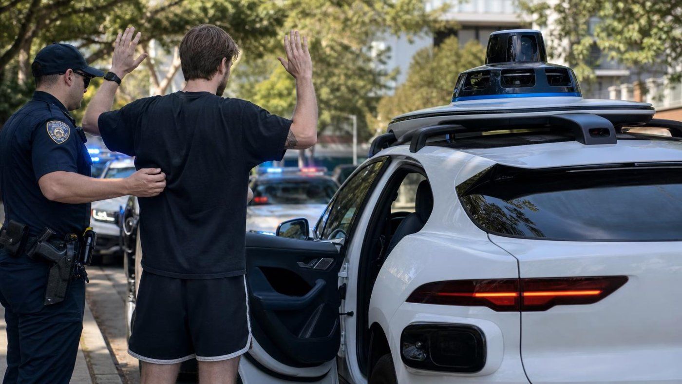 Una llamada falsa obligó a la policía a abrir a distancia un Waymo con 200.000 dólares en cartas Pokémon