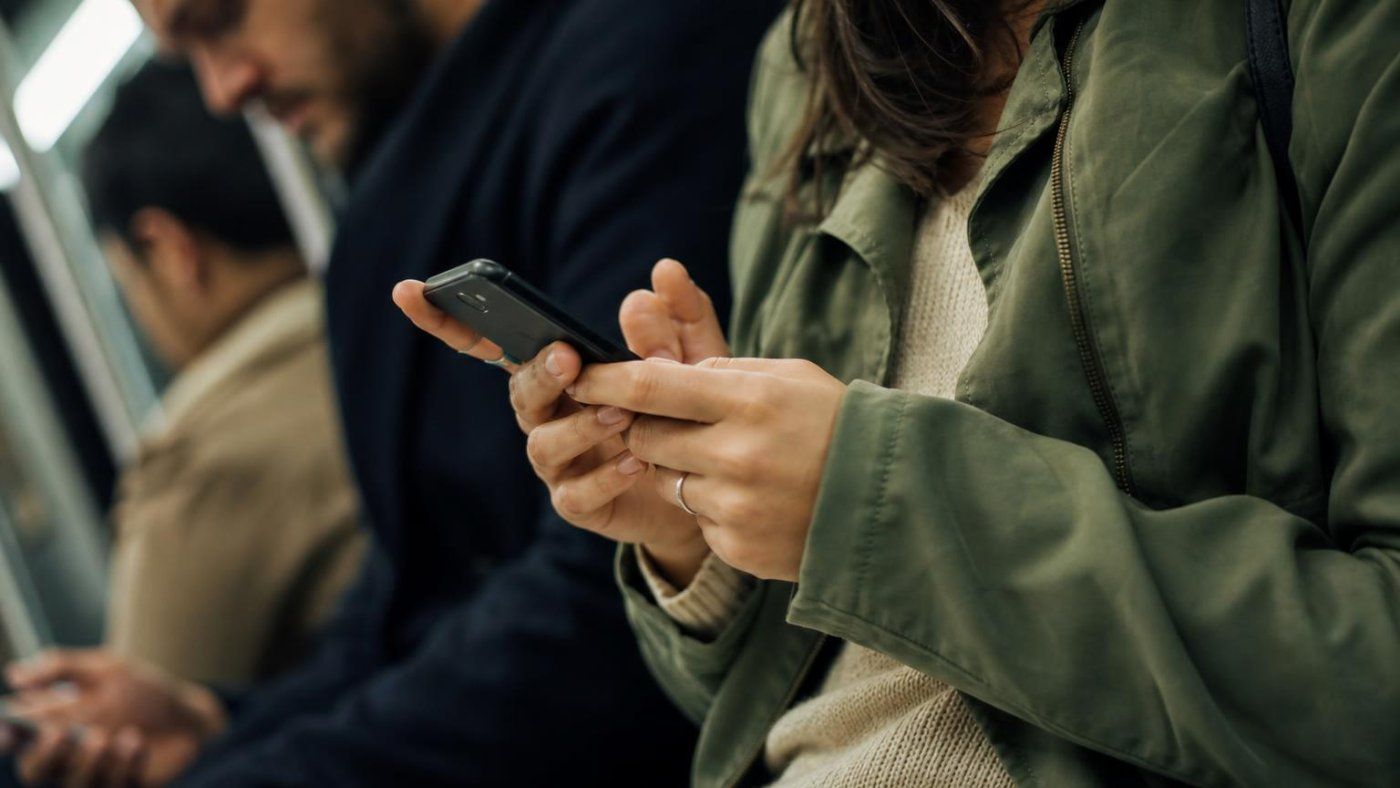 Android reabre la polémica: un número de teléfono predeterminado choca con el consentimiento desde los 16 años