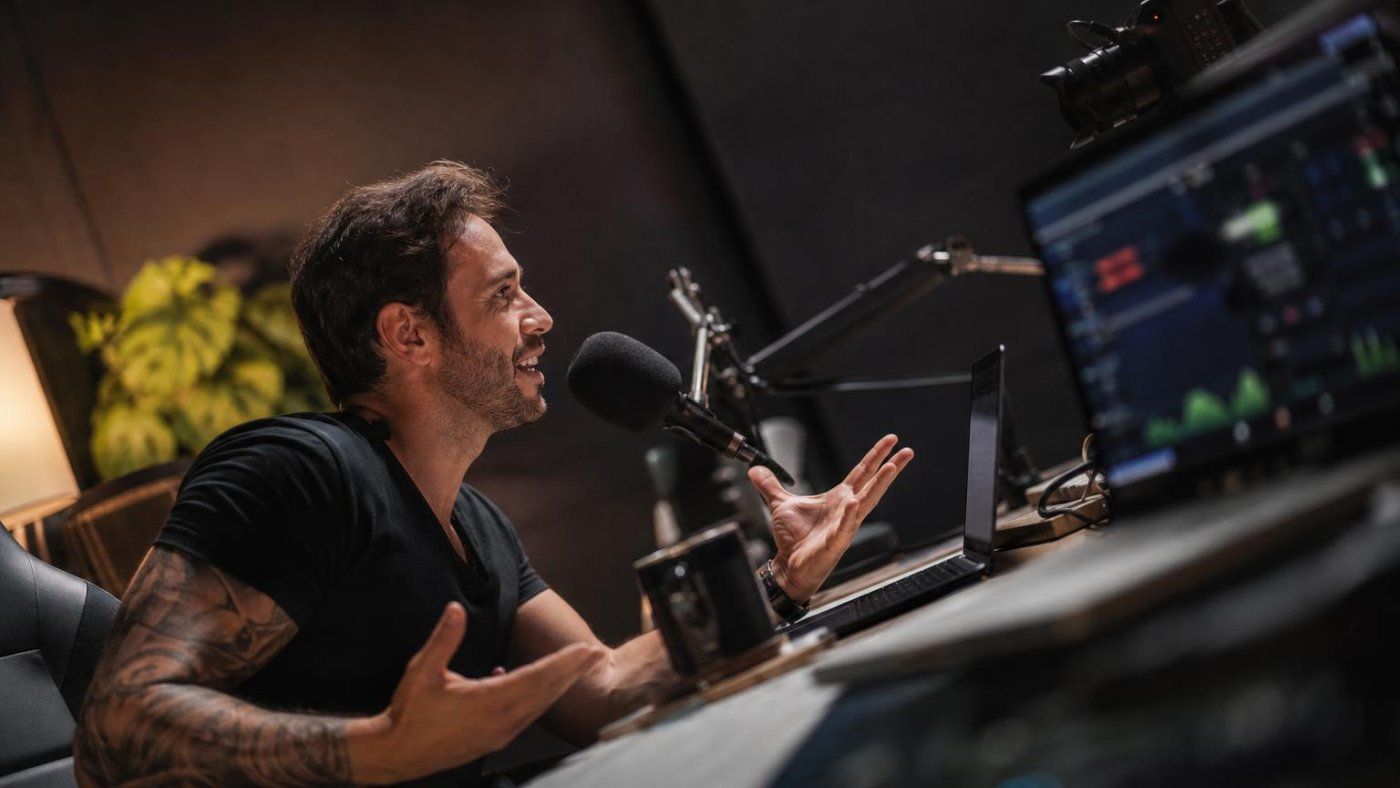 Jordi Wild rompe el bloqueo: Feijóo, Abascal y Colau irán a su pódcast sin preguntas pactadas