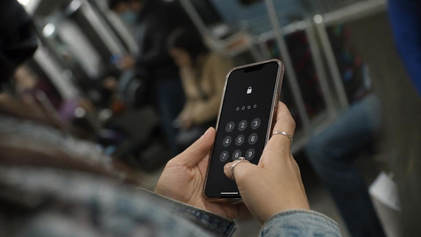 ChatGPT ya bloquea chats con PIN o biometría, pero resetear el código borra todo lo protegido
