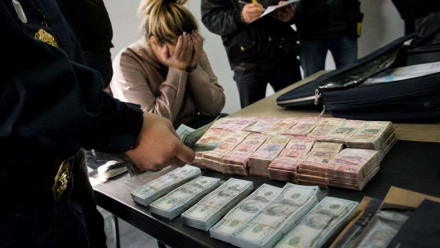 Le aseguraron 1.15 millones de pesos y 8,700 dólares; intentó justificarlo con su Instagram