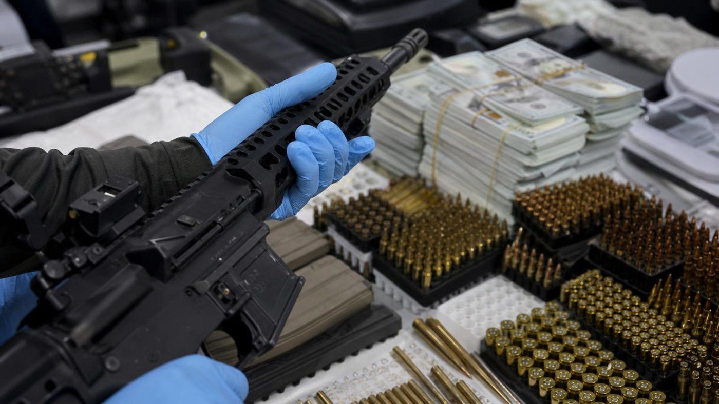 Un impago de alquiler destapó 977 cartuchos, un fusil Colt y US$4.844 en una casa de Cali