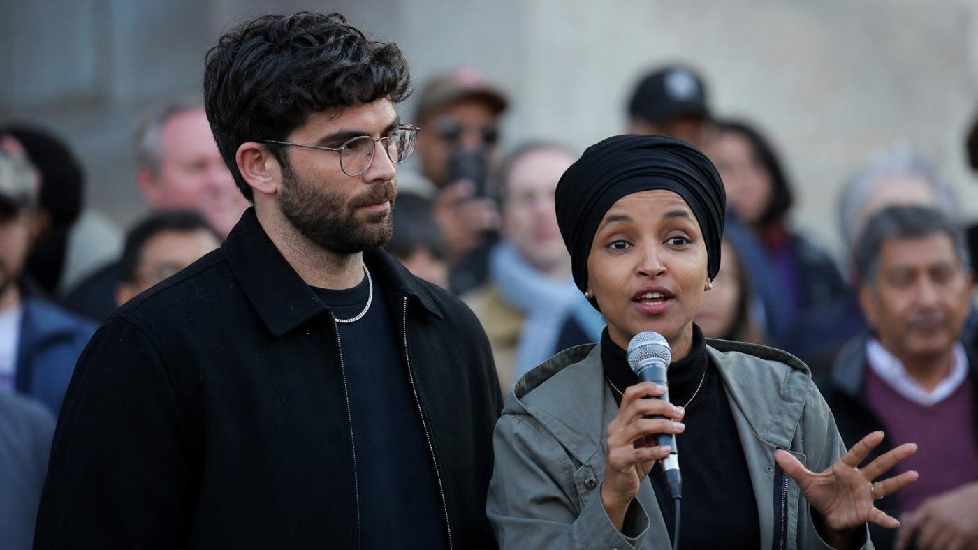 Registran la casa de Ilhan Omar mientras Hasan Piker la acompaña en un mitin en Minnesota